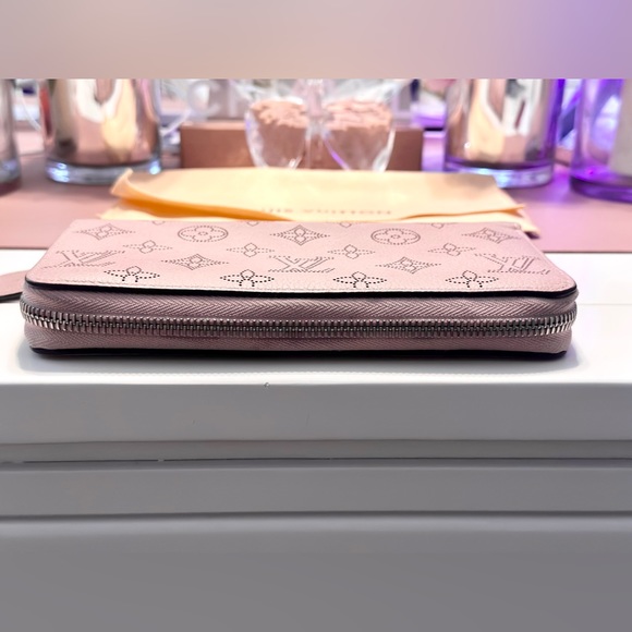 RE LISTED IN CLOSET Louis Vuitton Lilac Mahina Zippy Wallet - Picture 5 of 10